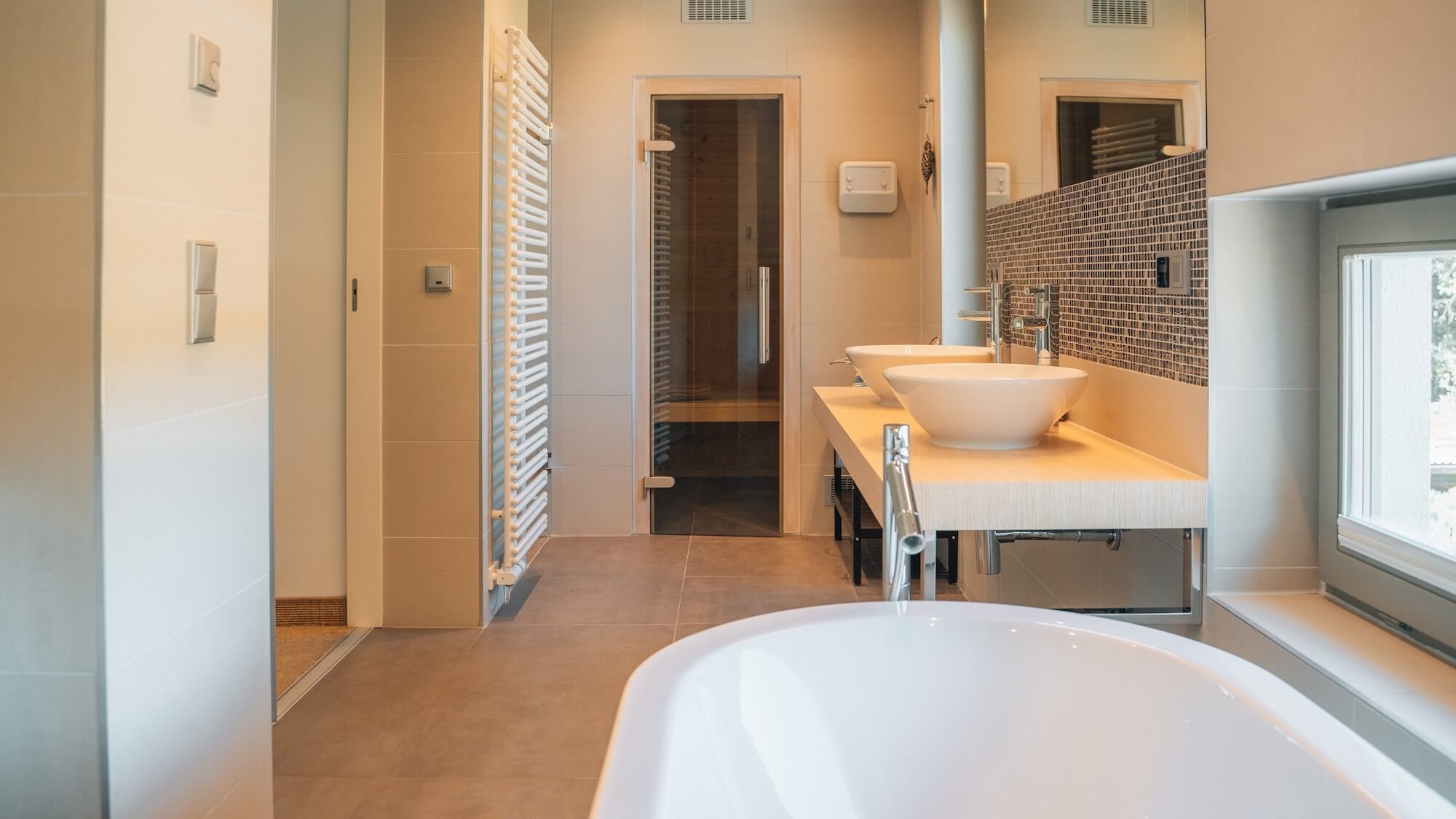 Badezimmer mit Badewanne und Waschbecken
