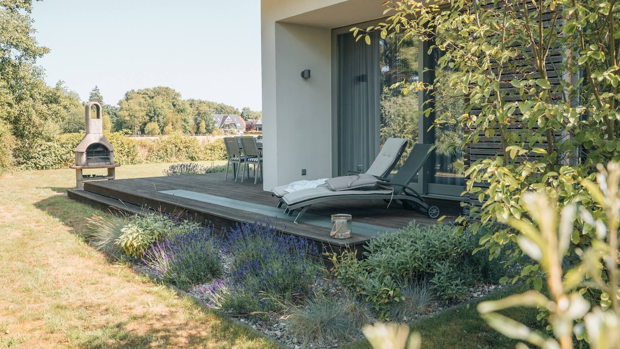 Garten mit Terasse, Liege und Grill