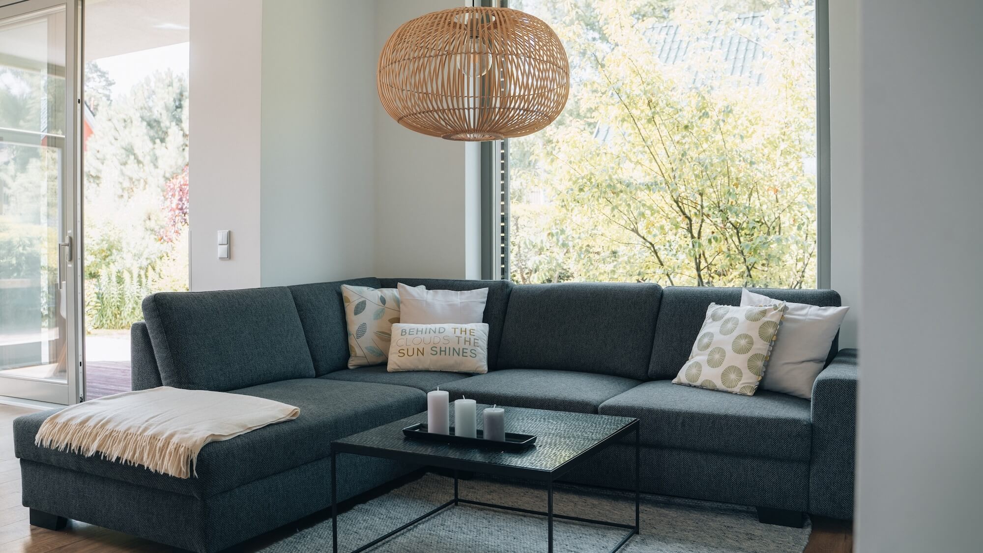Wohnzimmer mit Couch, Lampe und Fenster